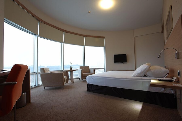 Standard dubbelrum | Minibar, vÀrdeförvaringsskÄp pÄ rummet och skrivbord