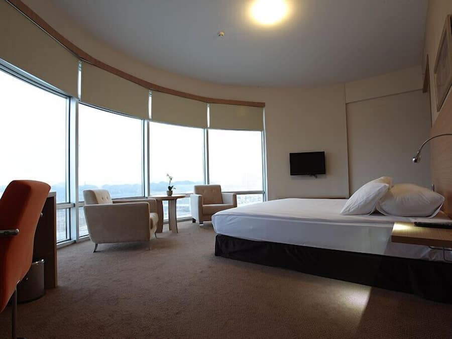 Standaard tweepersoonskamer | Een minibar, een kluis op de kamer, een bureau, een laptopwerkplek