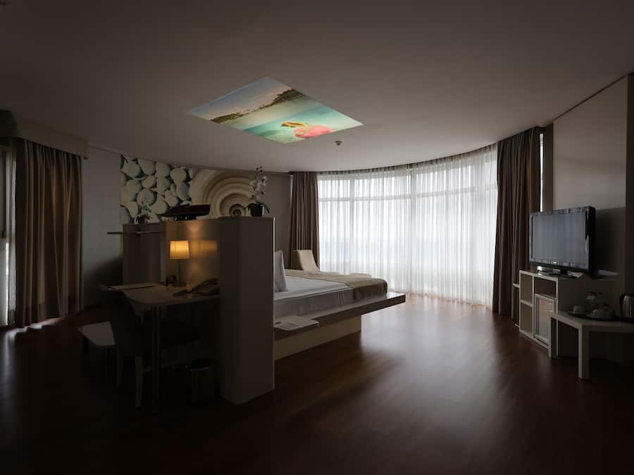 Deluxe Suite | Minibar, in-room safe, desk, laptop workspace
