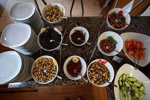 A buffet table with various dishes and bowls of food. - Orucoglu Oreko Hotel (Manisa)
