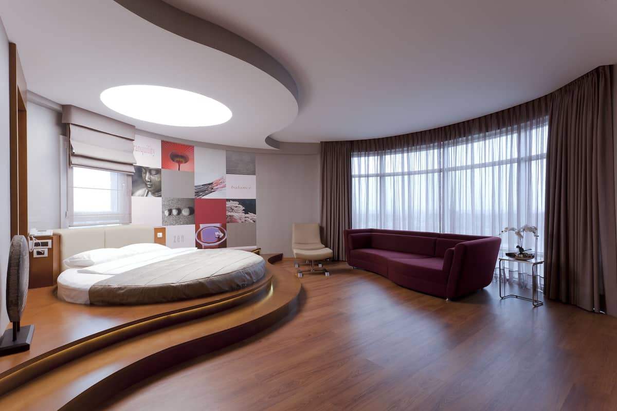 Deluxe suite | Een minibar, een kluis op de kamer, een bureau, een laptopwerkplek