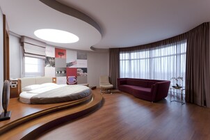 Deluxe Suite | Minibar, in-room safe, desk, laptop workspace