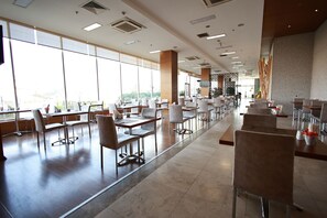 Melayani sarapan, makan siang, dan makan malam