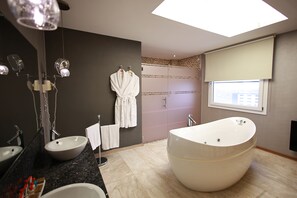 Deluxe Suite | Bathroom | Free toiletries, hair dryer, slippers, towels - Orucoglu Oreko Hotel (Manisa)