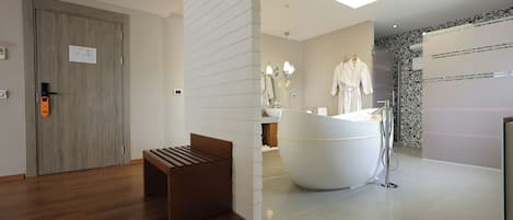 Deluxe Suite | Minibar, in-room safe, desk, laptop workspace