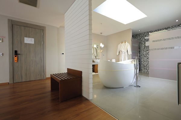 Deluxe Suite | Minibar, in-room safe, desk, laptop workspace