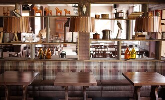 2 restaurantes; se sirve almuerzo y cena; cocina local e internacional