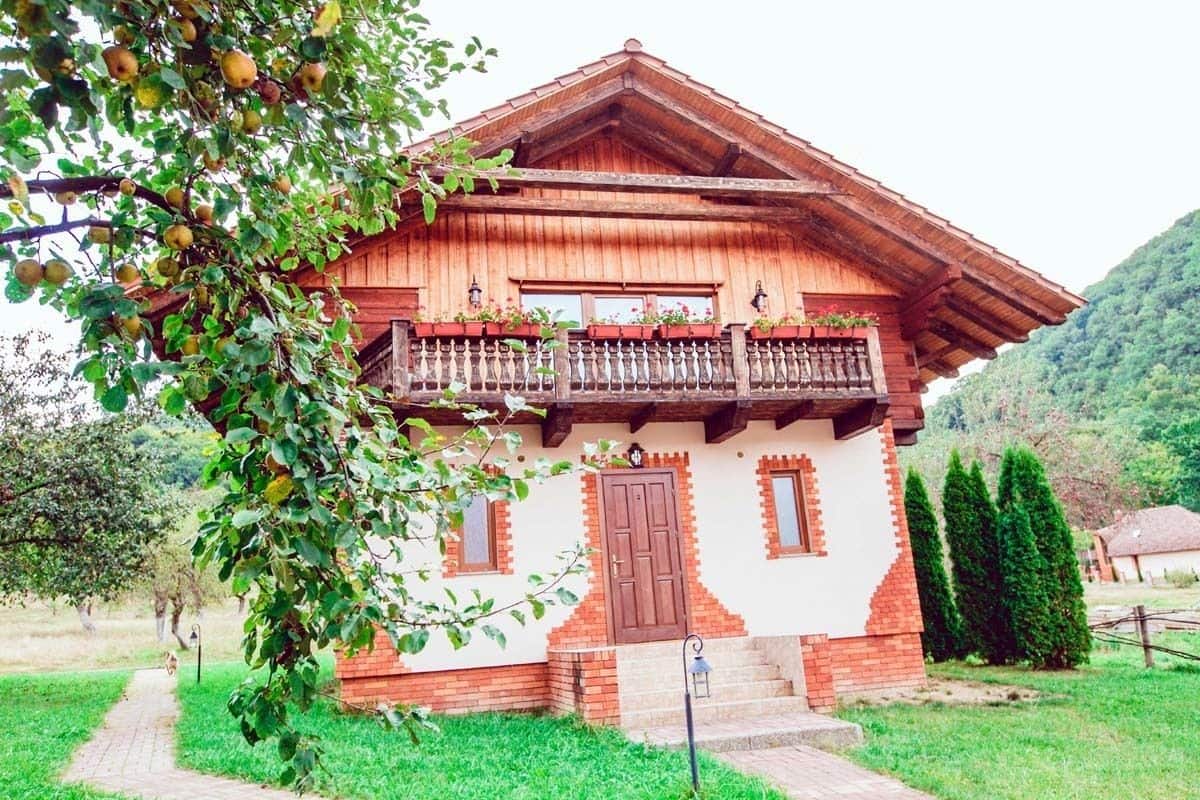 Swiss Chalet | 1 bedroom, premium bedding, soundproofing, iron/ironing board