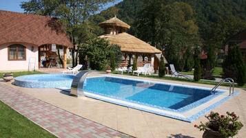 Una piscina al aire libre de temporada