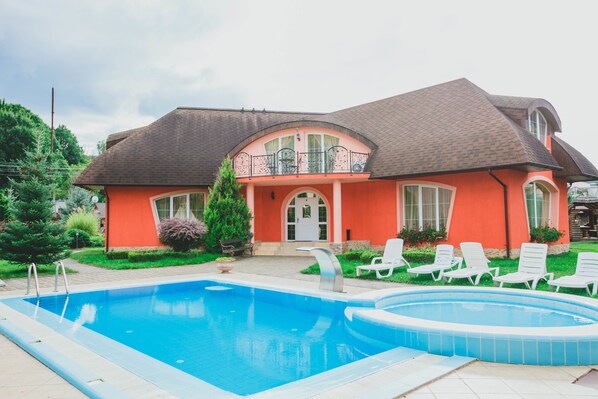 Seasonal outdoor pool - Chervona Ruta (Shaian)