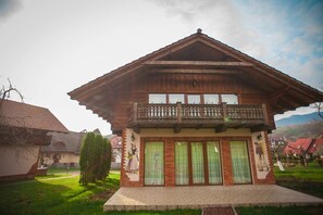 Exterior - Chervona Ruta (Shaian)