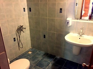 Douche, serviettes fournies