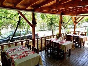 Phục vụ bữa sáng, bữa trưa và bữa tối 