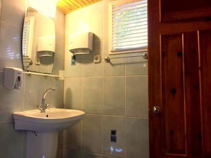 Buồng tắm vòi sen, khăn tắm 