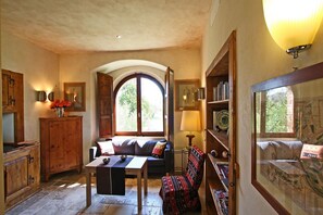 Suite, Garden Area | Ruang tamu | 32 inci televisyen skrin rata dengan kabel, TV 