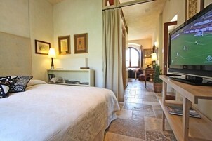 Ropa de cama de alta calidad y caja de seguridad en la habitación