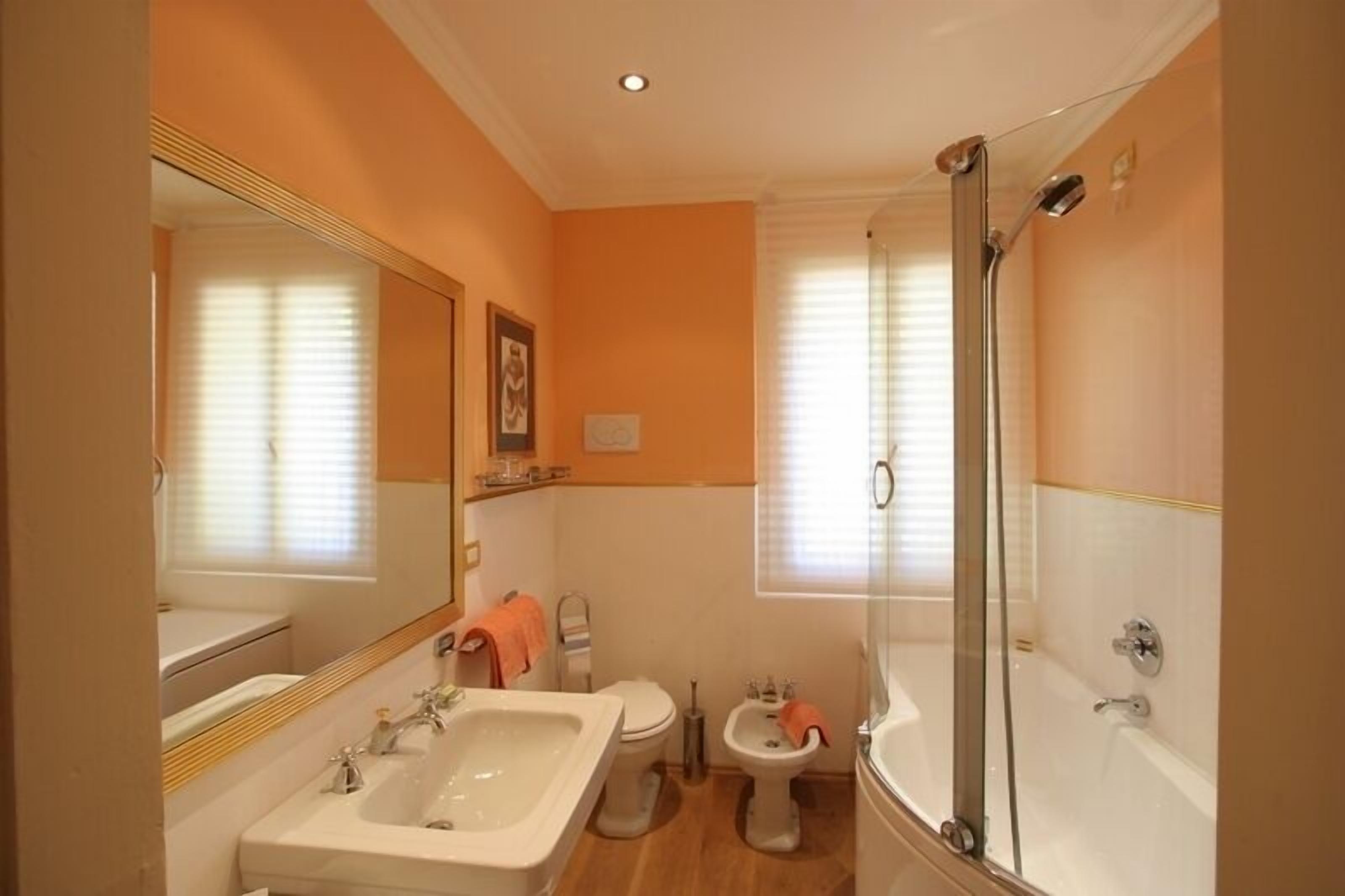 Ein Badezimmer mit Badewanne, Waschbecken, Toilette und Bidet.