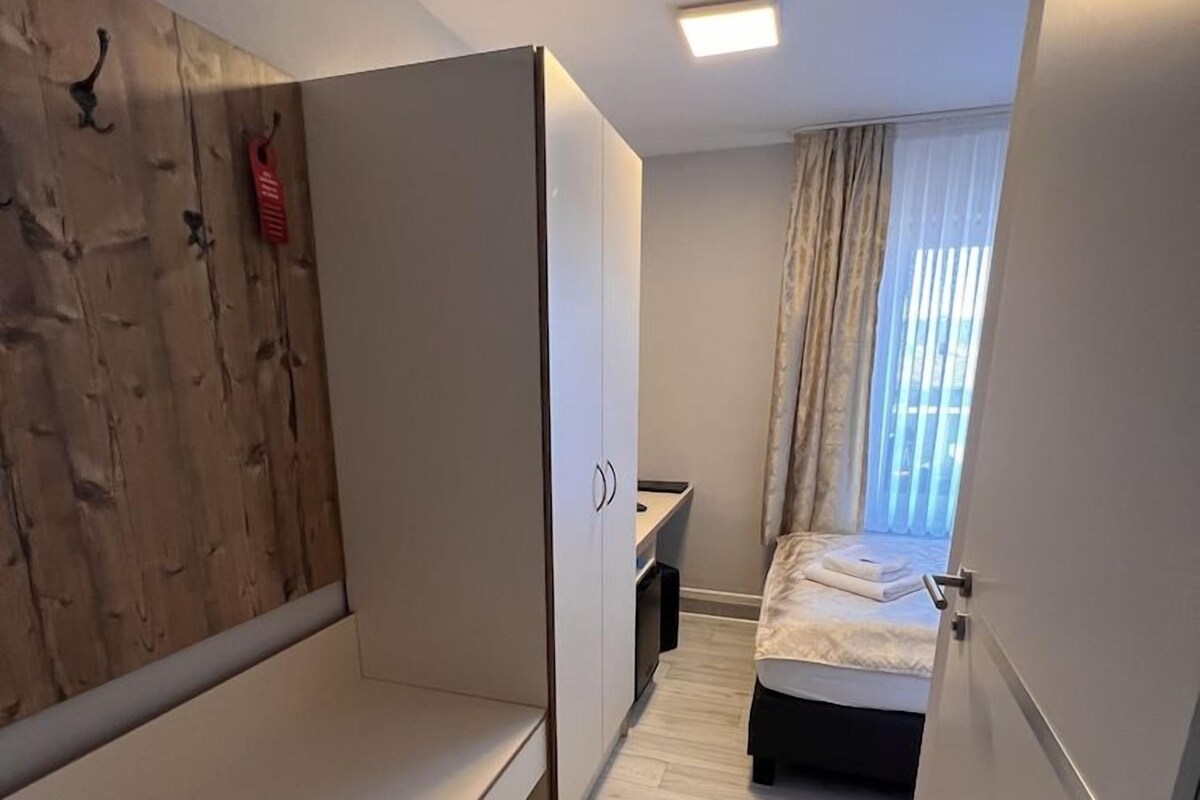 Sengetøy av topp kvalitet, minibar og skrivebord