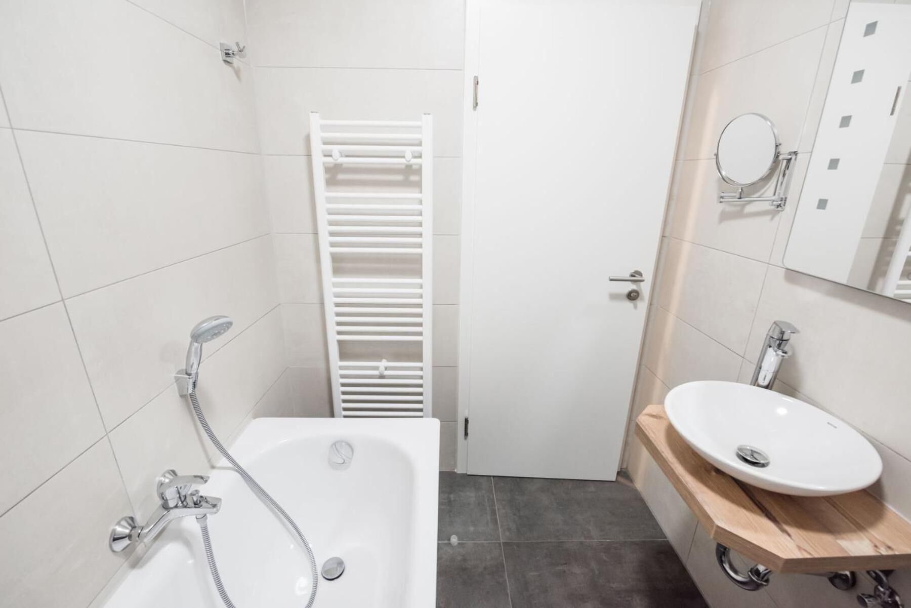 Un baño con bañera, lavamanos e inodoro.