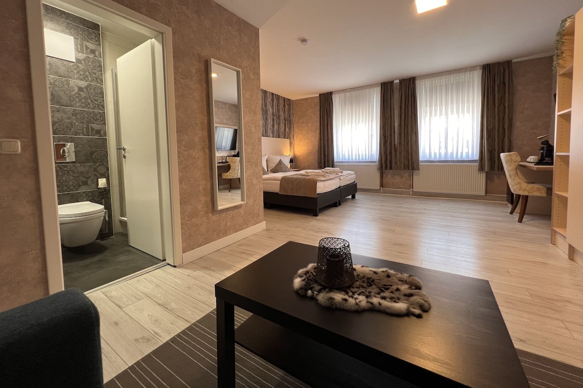 Superior-Dreibettzimmer | 2 Schlafzimmer, hochwertige Bettwaren, Minibar, Schreibtisch