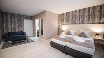 2 kamar tidur, seprai premium, minibar, dan meja kerja