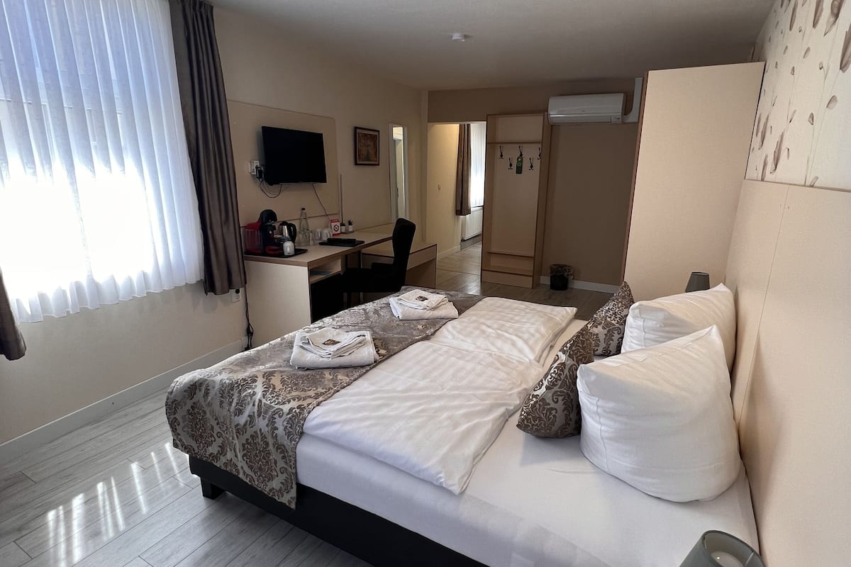 family room | premium bedding, minibar, desk, laptop workspace