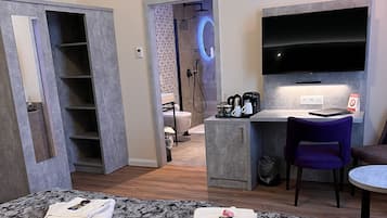 Basic Double or Twin Room | 2 bedrooms, premium bedding, minibar, desk