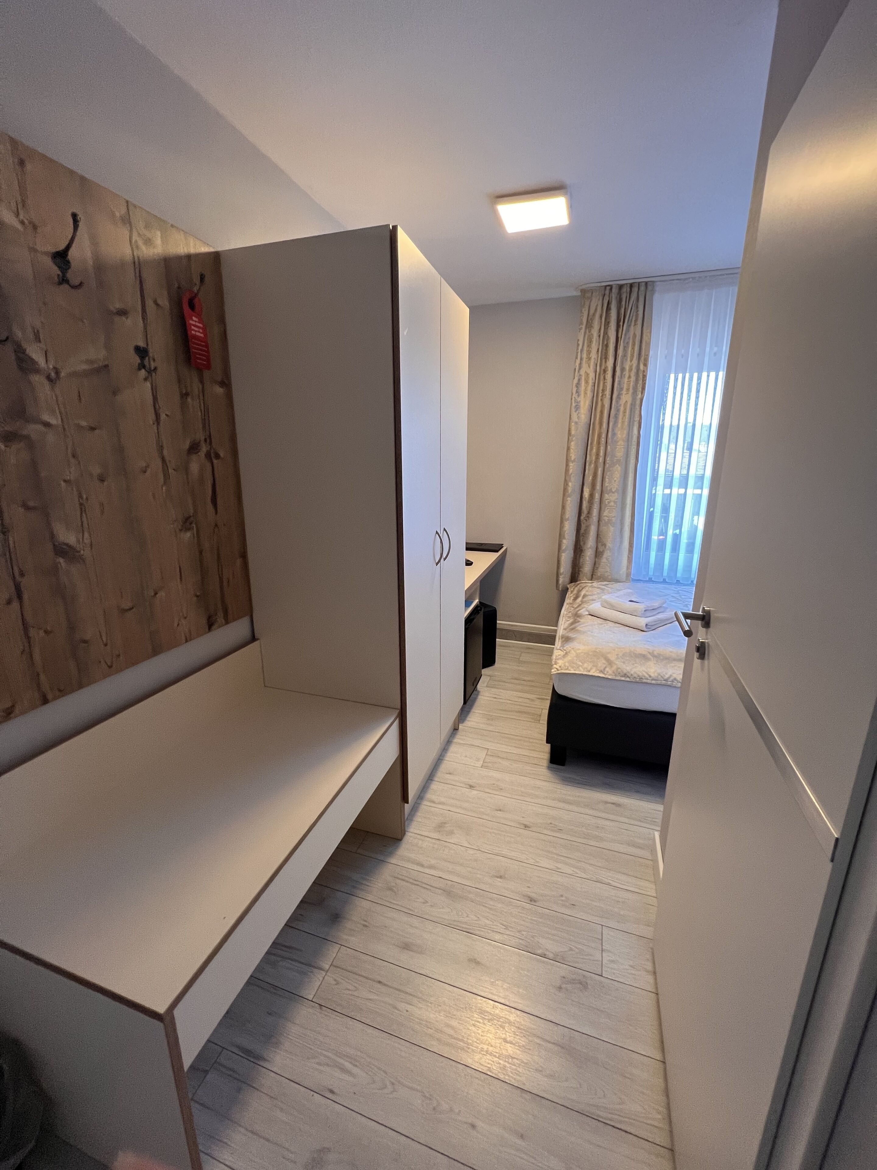 单人房 | 高档床上用品,迷你吧,办公桌,笔记本电脑工作区