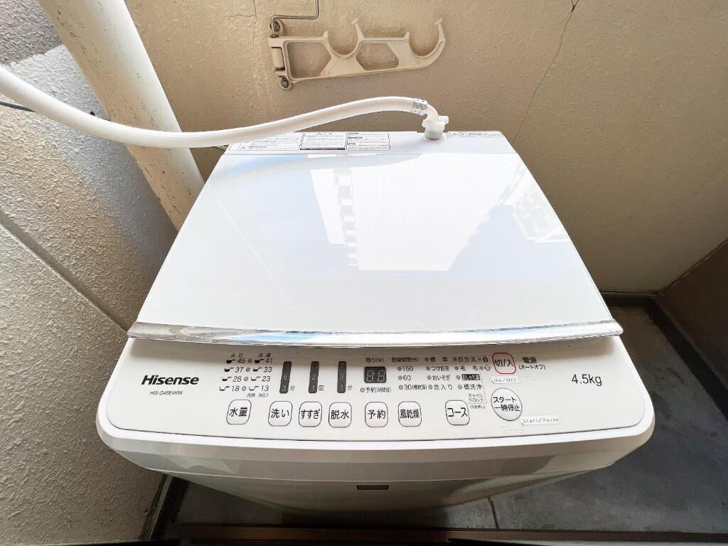 A white Hisense microwave with a digital display, a power cord, and a weight indicator of 4.5kg.
