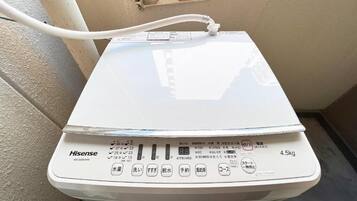 A white Hisense microwave with a digital display, a power cord, and a weight indicator of 4.5kg.