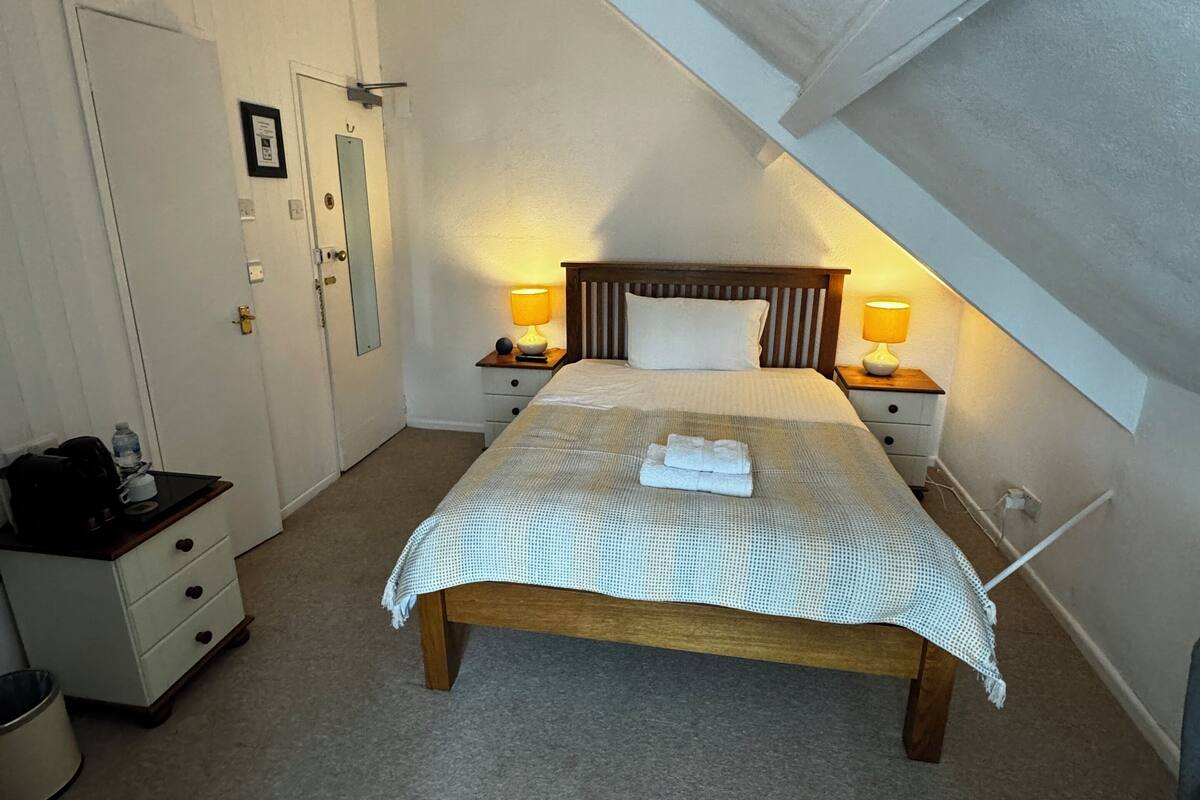 Doppia Standard, bagno in camera, vista cortile (Double Ensuite) | Biancheria in cotone egiziano, biancheria da letto di alta qualità