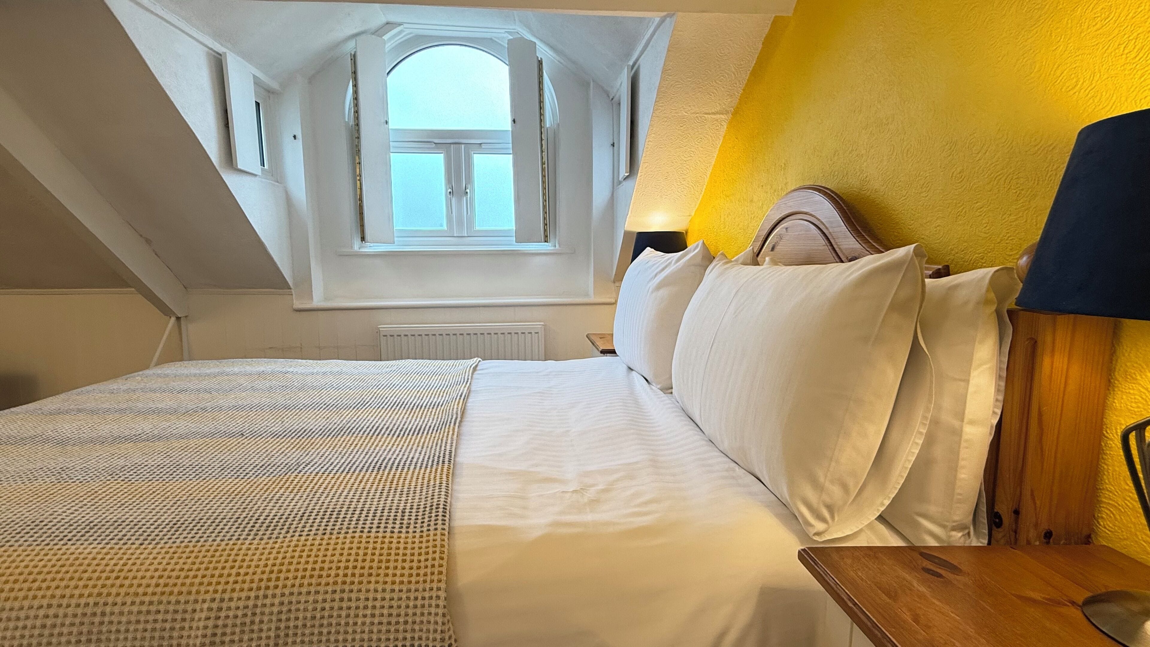 Standaard tweepersoonskamer, en-suite badkamer, uitzicht op binnenplaats (Double Ensuite) | Lakens van Egyptisch katoen, luxe beddengoed, individueel gedecoreerd