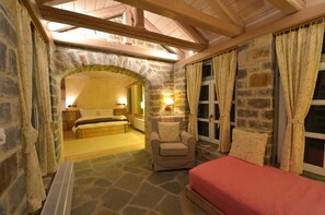 スーペリア ダブルルーム | セーフティボックス (室内)、デスク、アイロン / アイロン台、WiFi (無料)