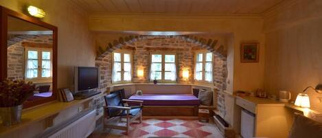 Chambre supĂ©rieure double | Coffre-fort, bureau, systĂšme dâinsonorisation, fer et planche Ă repasser