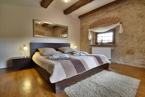 Minibar, escritorio, cortinas blackout y tabla de planchar con plancha