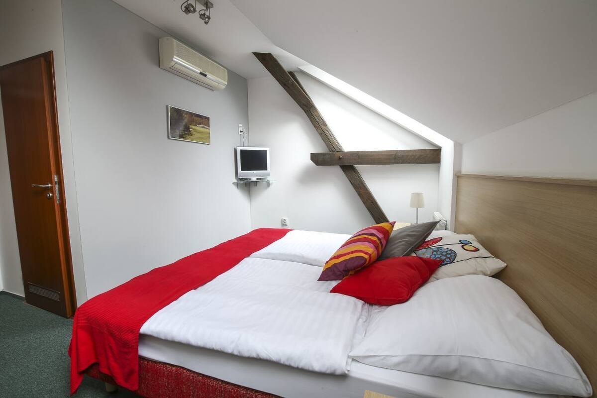 Minibar, escritorio, cortinas blackout y tabla de planchar con plancha