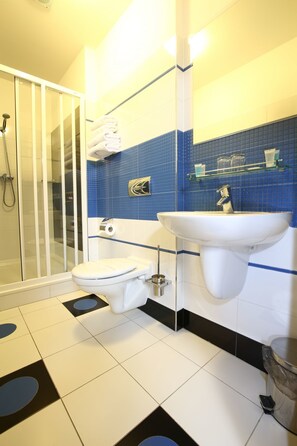 Ducha, artículos de tocador gratuitos, secador de pelo, bidet
