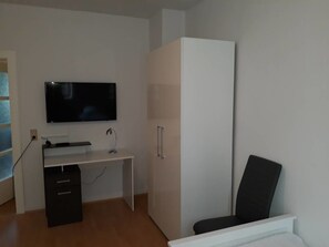 Escritorio, tabla de planchar con plancha, wifi gratis y ropa de cama