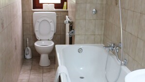 Ein Badezimmer mit Badewanne, Toilette und Waschbecken.