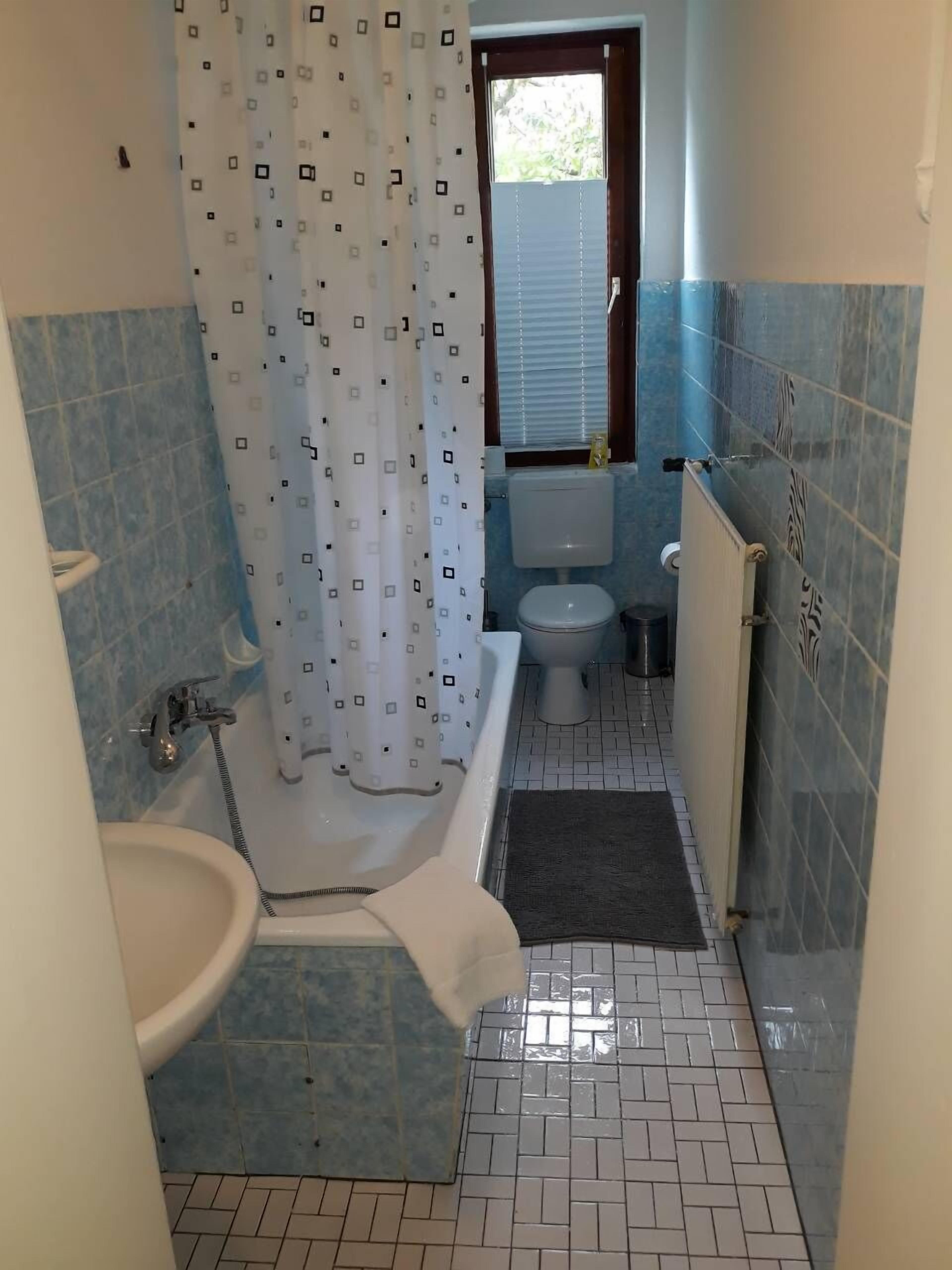 Un baño con bañera, inodoro y lavabo.