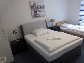 Departamento básico, 1 habitación | Escritorio, tabla de planchar con plancha, wifi gratis y ropa de cama