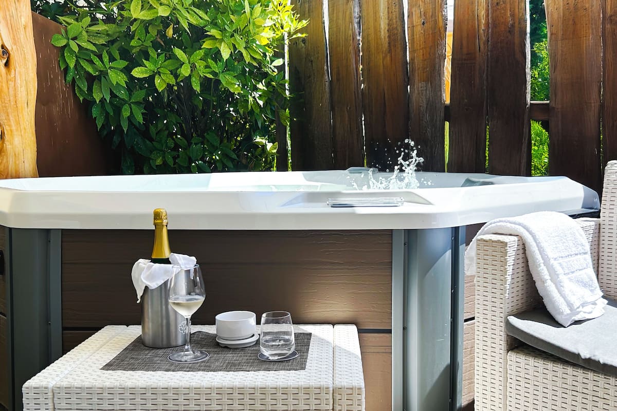 Deluxe Double Room, 1 King Bed, Private Pool | Private spa tub