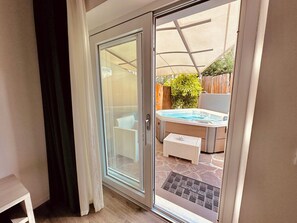 Chambre Double Deluxe, 1 trÚs grand lit, piscine privée | Literie de qualité supérieure, couette en duvet d'oie, surmatelas