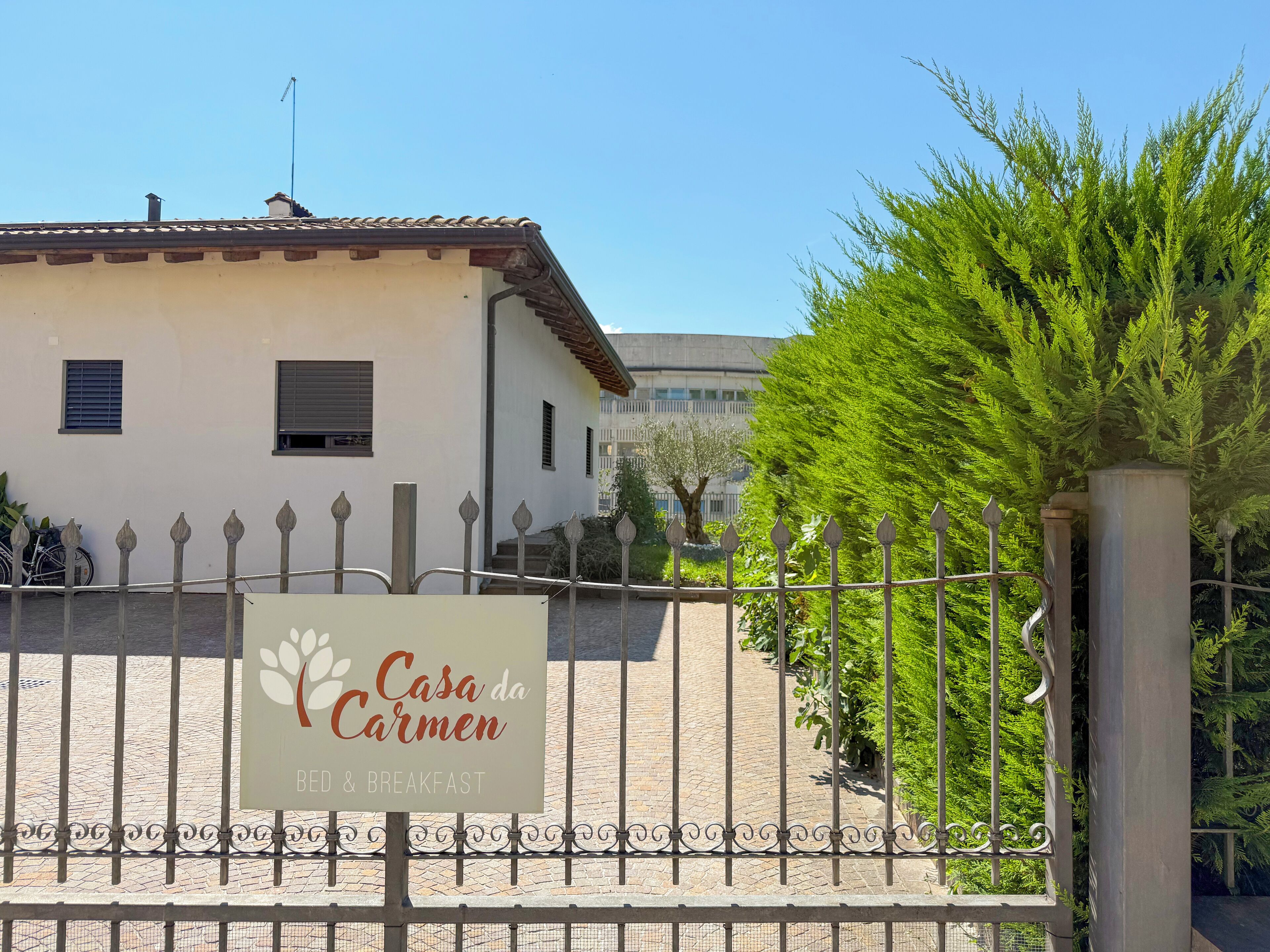 Une entrée fermée par un portail mène à la Casa da Carmen, et une pancarte indique que l’établissement propose des services de chambre d’hôtes.