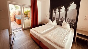 King Deluxe with Exclusive SPA Hot Spring | Sengetøy av topp kvalitet, dundyner, senger med overmadrass og minibar