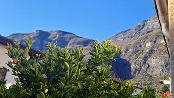 Eine Berglandschaft mit blauem Himmel.