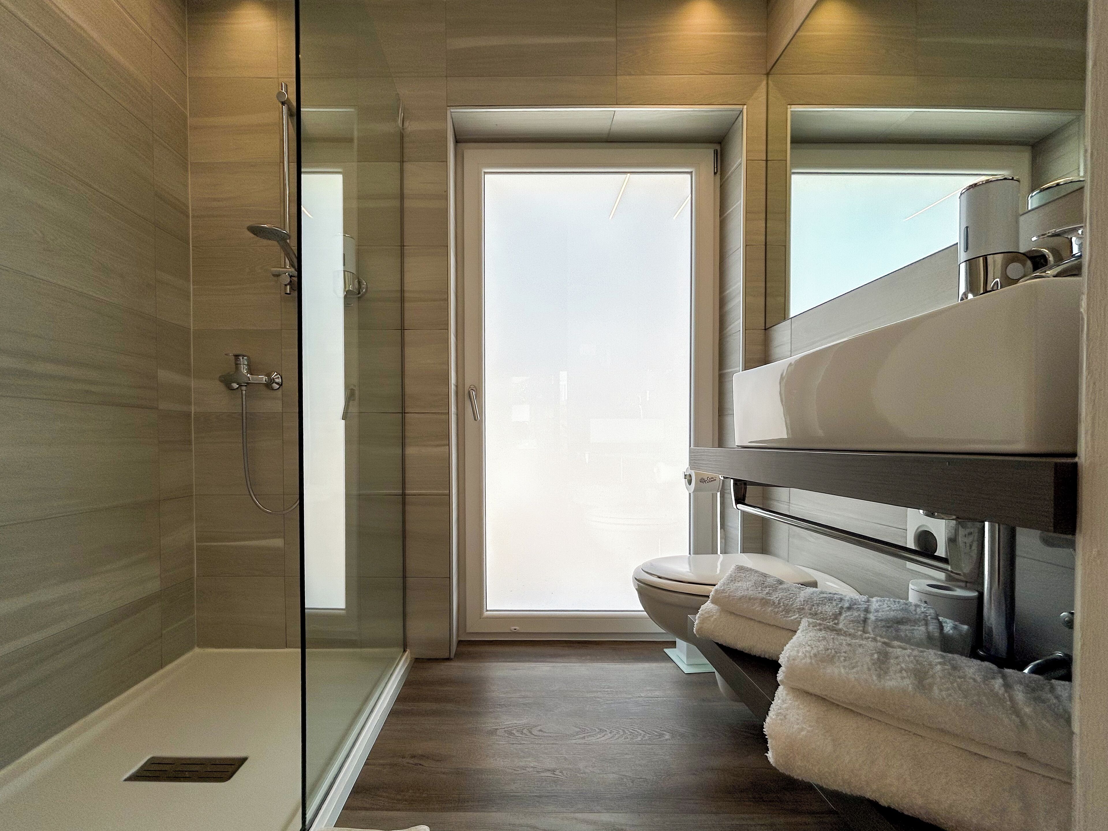 Regadera, regadera tipo lluvia, amenidades de baño de diseñador 