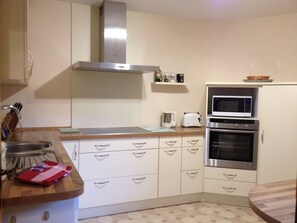 家庭公寓客房, 2 間臥室 | 私人廚房 | 電冰箱、微波爐、烤箱、爐台