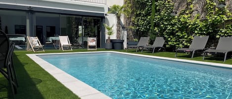 Piscine extérieure en saison, accÚs possible de 15 h 30 à 19 h, parasols