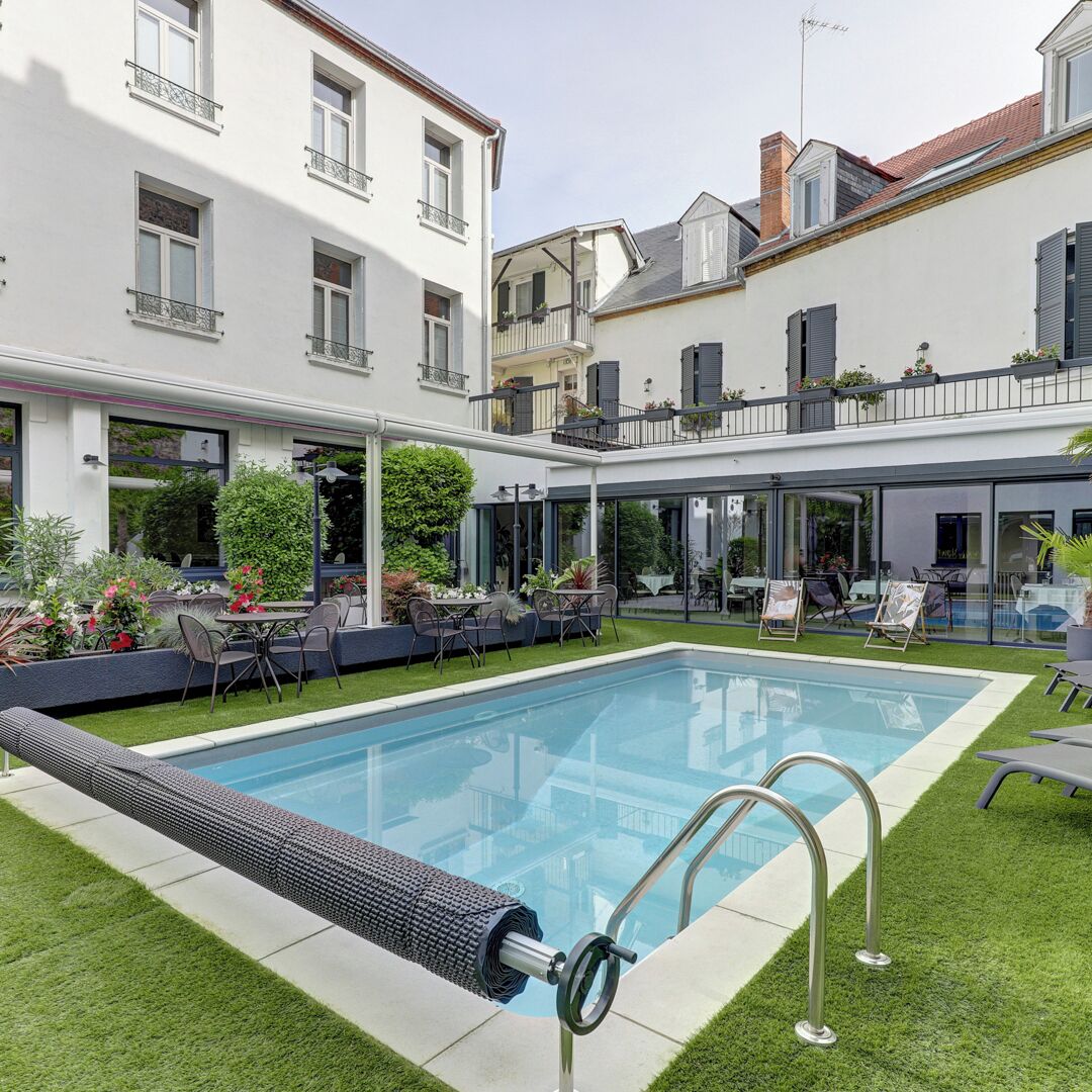 시즌별로 운영되는 야외 수영장, 15:30 ~ 19:00 오픈, 수영장 파라솔, 일광욕 의자